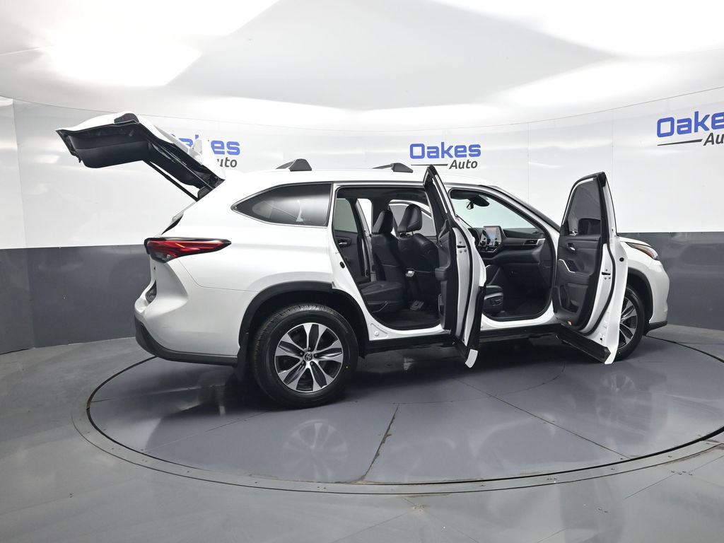 Used 2022 Toyota Highlander XLE AWD/4WD image 55