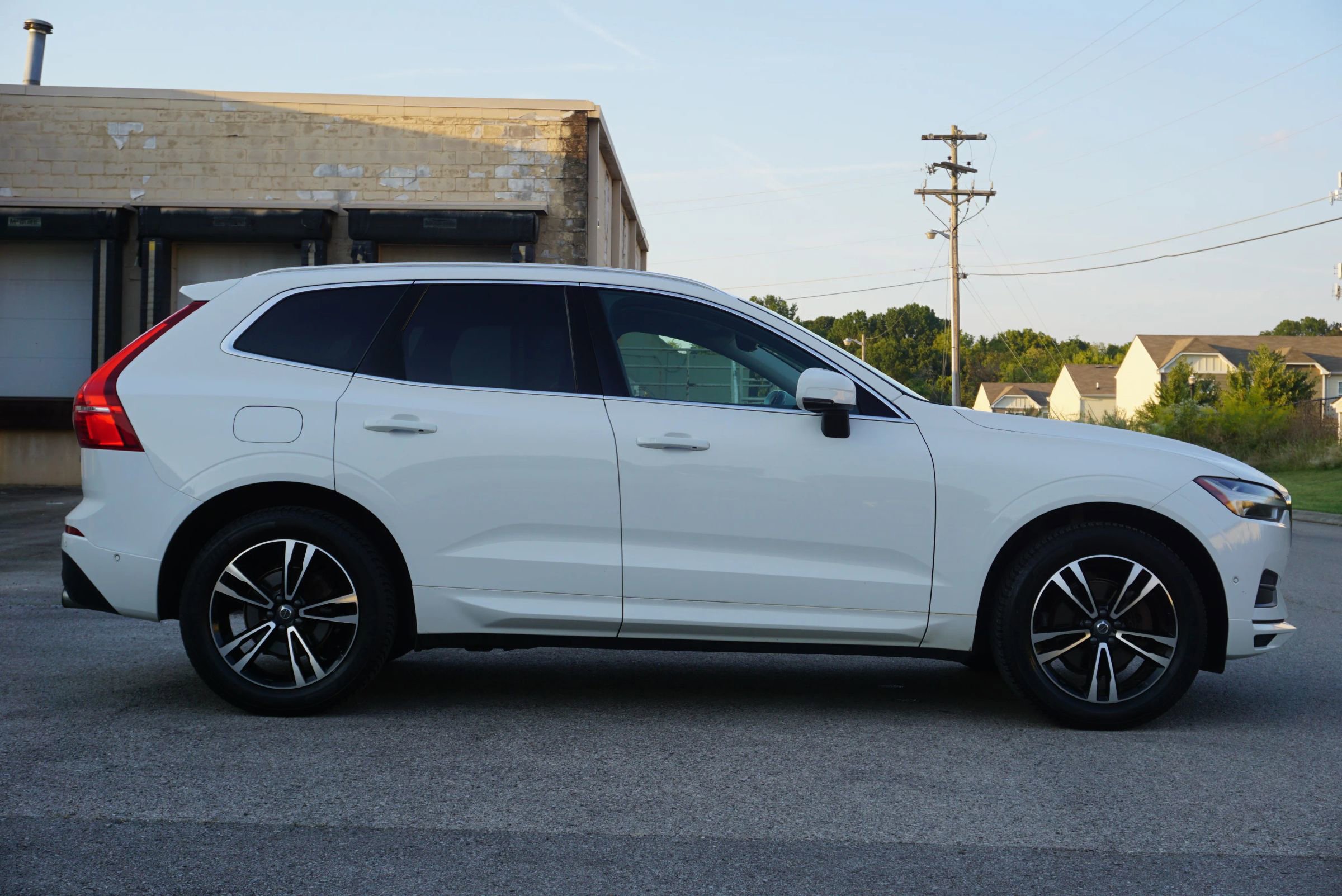 Used 2019 Volvo XC60 T5 Momentum w/ Multimedia Package image 4