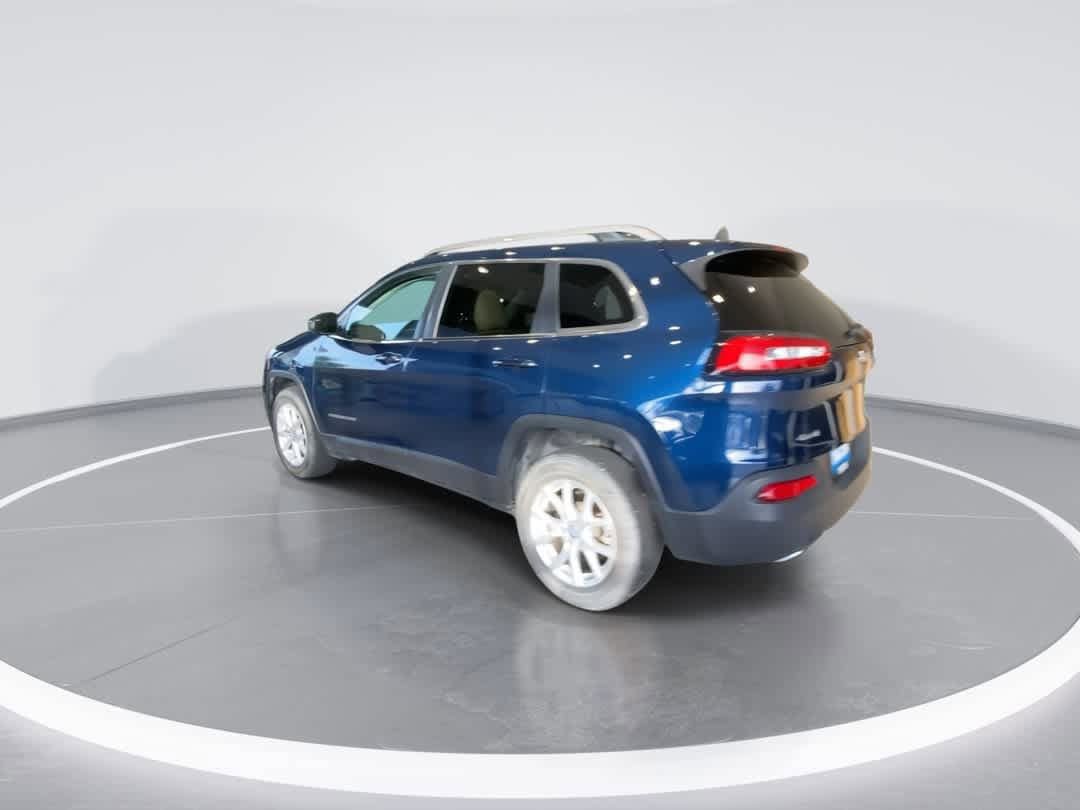 Used 2018 Jeep Cherokee Latitude w/ Cold Weather Group AWD/4WD image 6