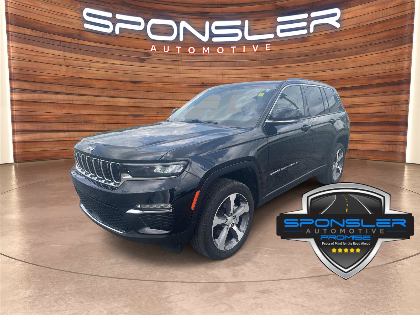 Used 2024 Jeep Grand Cherokee Limited AWD/4WD image 1