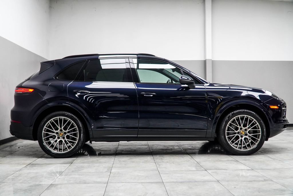 Used 2023 Porsche Cayenne Platinum Edition image 6