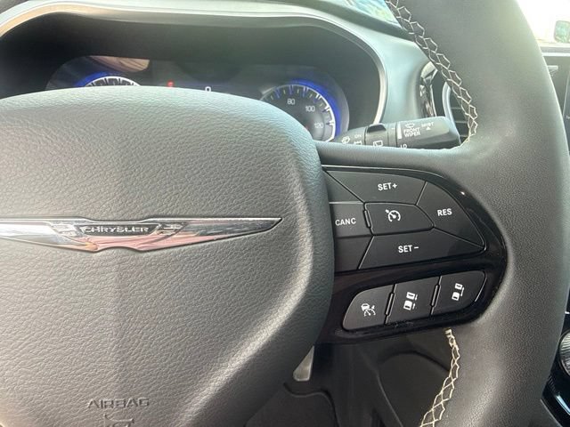 Used 2025 Chrysler Pacifica Limited FWD image 37