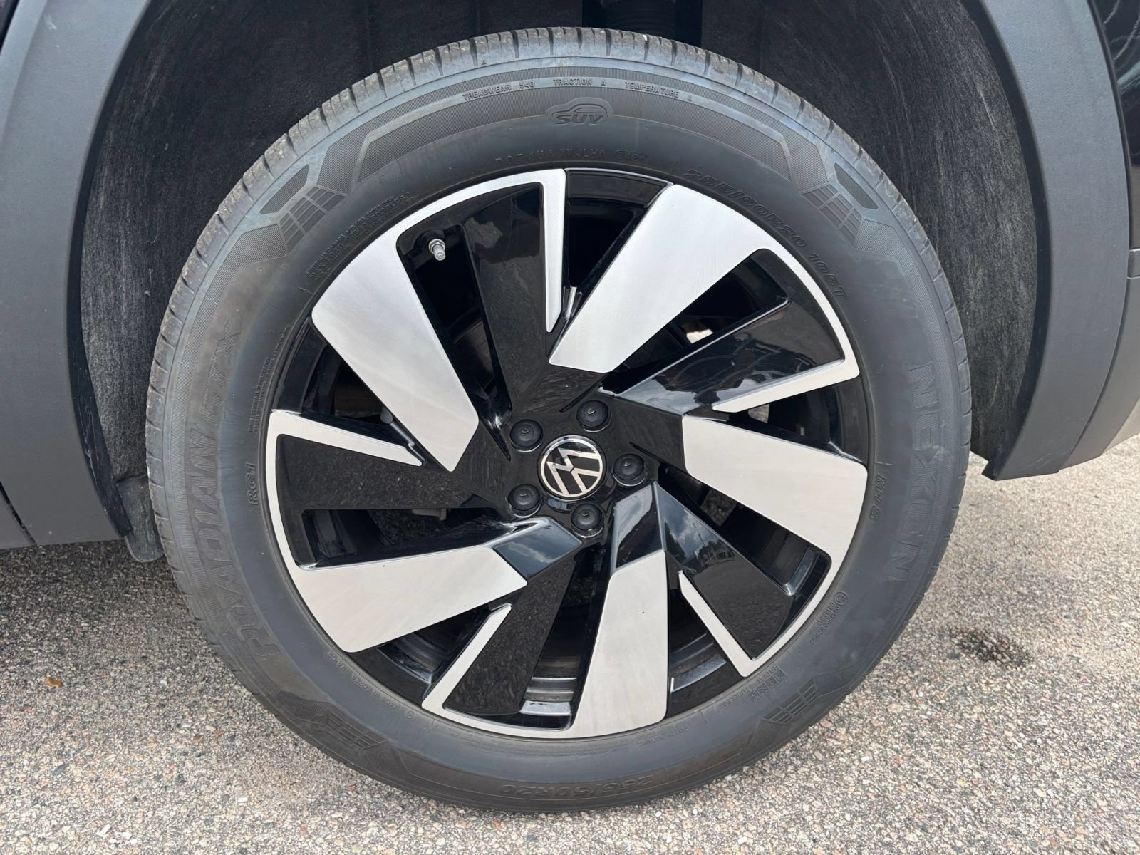 Used 2025 Volkswagen Atlas Cross Sport SE FWD image 31