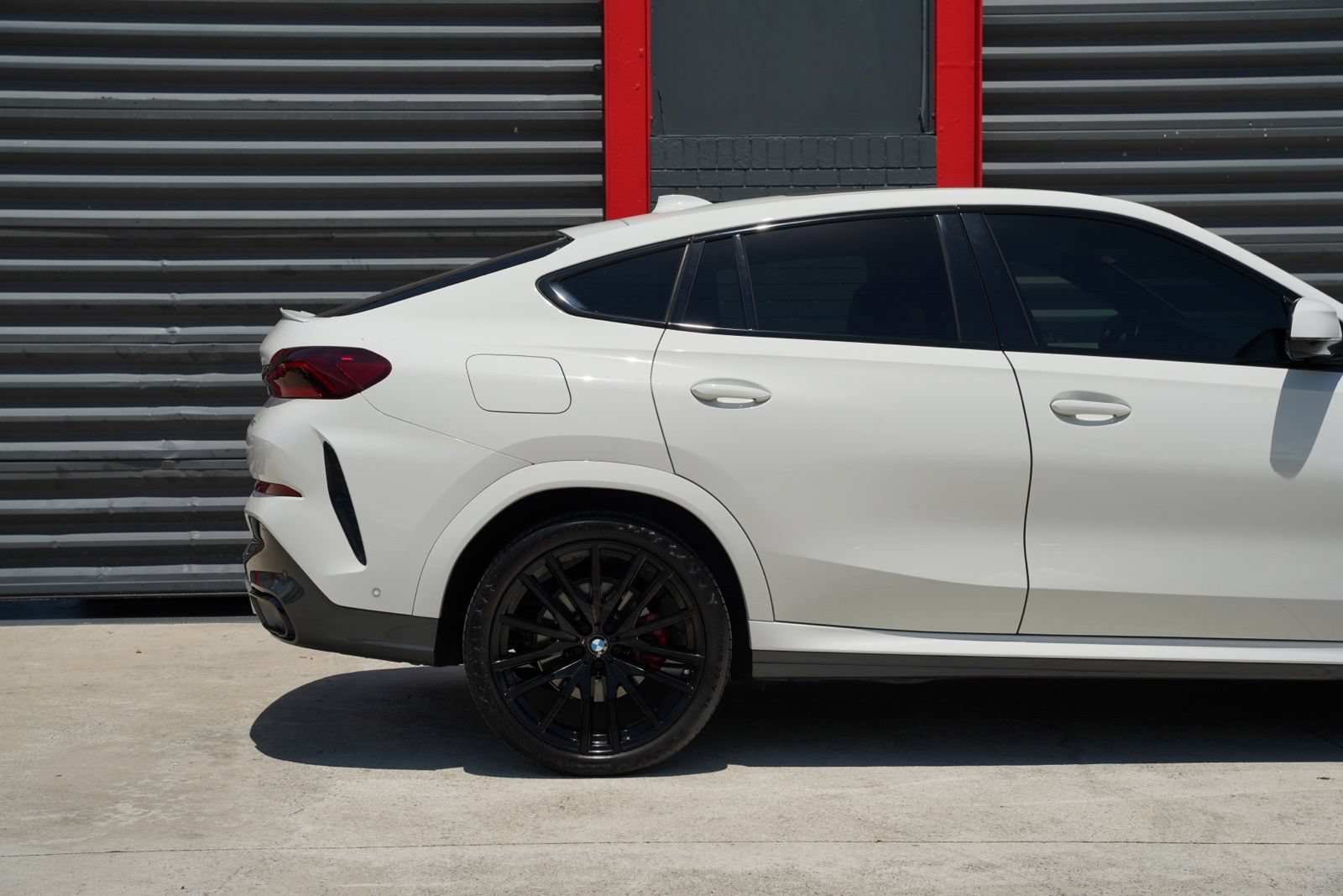 Used 2023 BMW X6 xDrive40i w/ M Sport Package AWD/4WD image 3