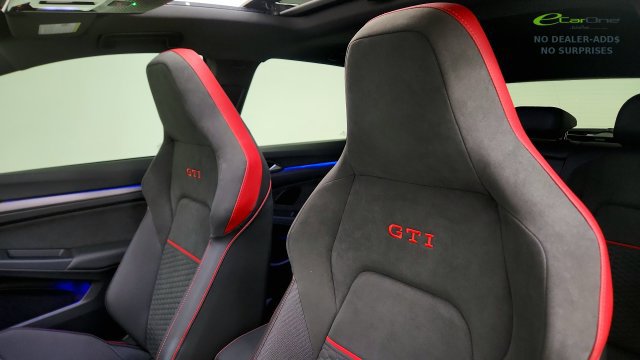 Used 2025 Volkswagen GTI SE FWD image 49