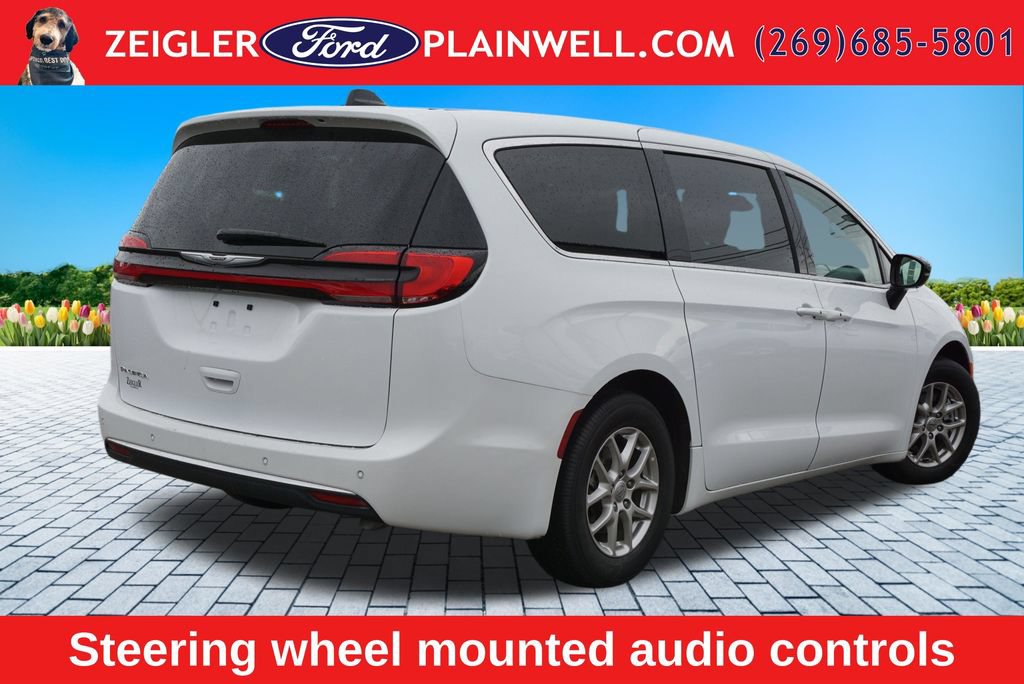Used 2024 Chrysler Pacifica Touring-L FWD image 5