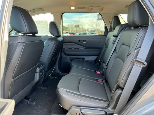 New 2026 Nissan Pathfinder SL image 4