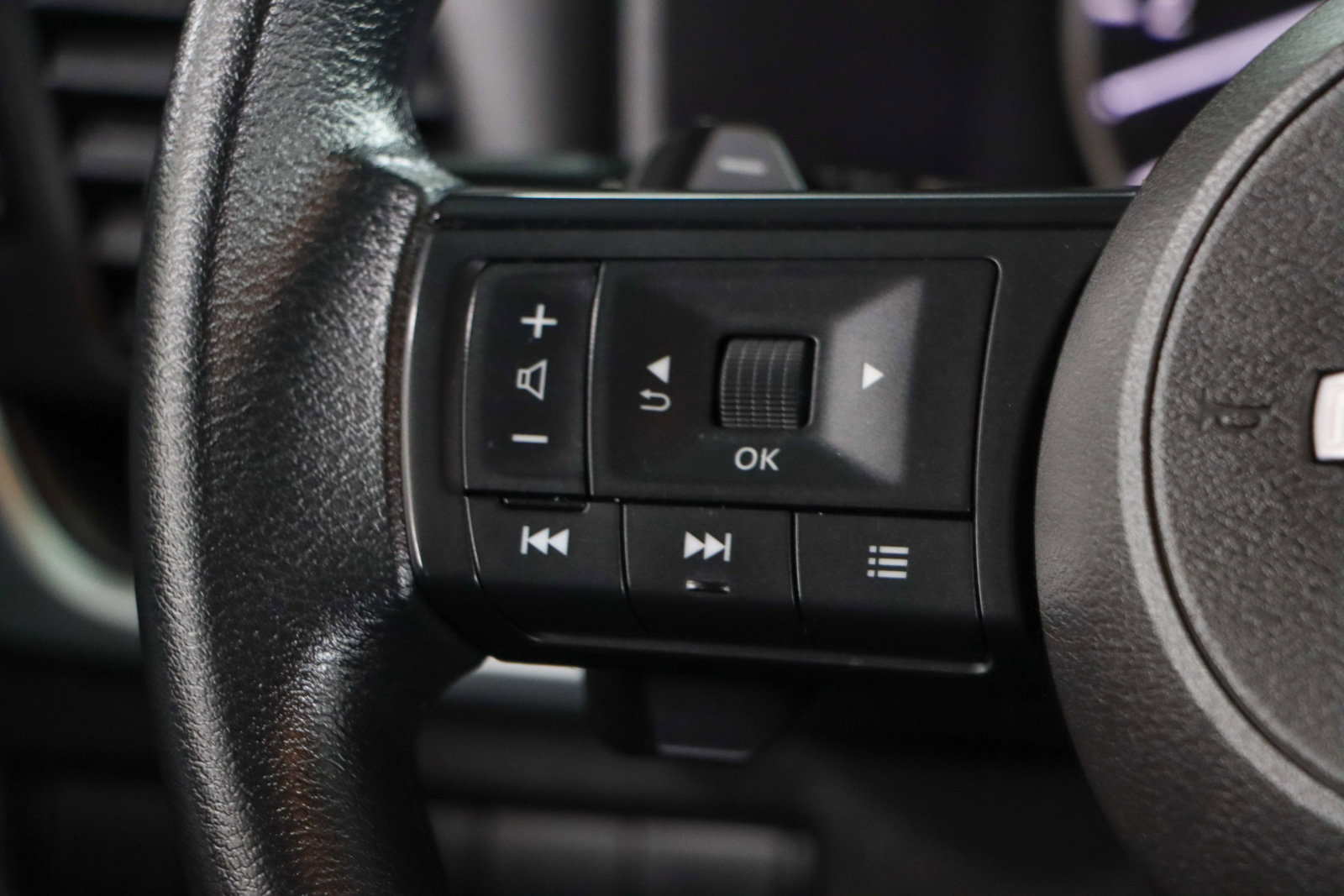 Used 2024 Nissan Rogue SV image 13