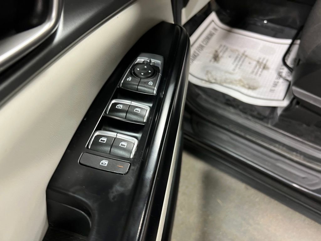 Used 2023 Kia Carnival LX image 19