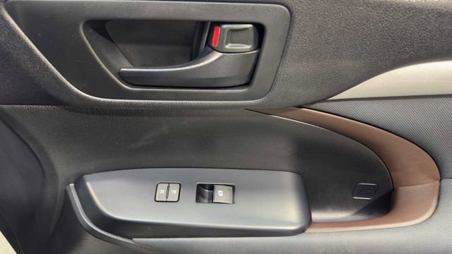 Used 2015 Toyota Highlander LE FWD image 13