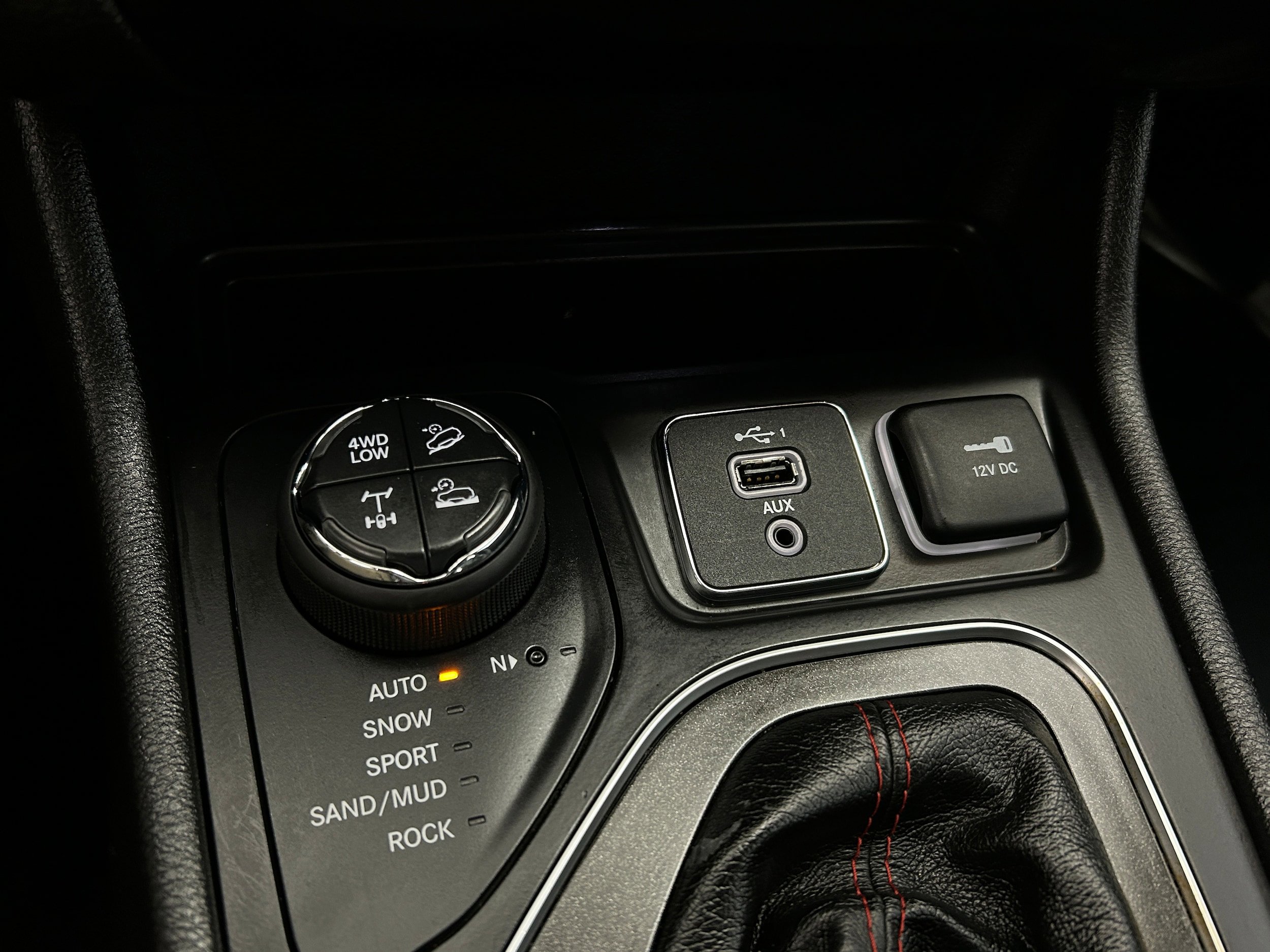 Used 2019 Jeep Cherokee Trailhawk w/ Cold Weather Group AWD/4WD image 12