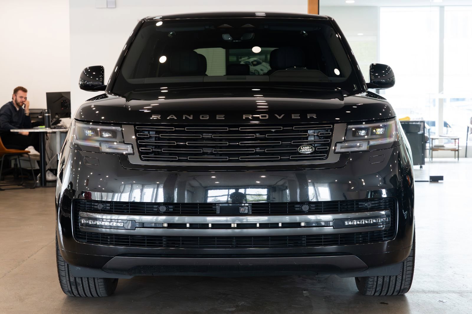Used 2024 Land Rover Range Rover SE AWD/4WD image 2