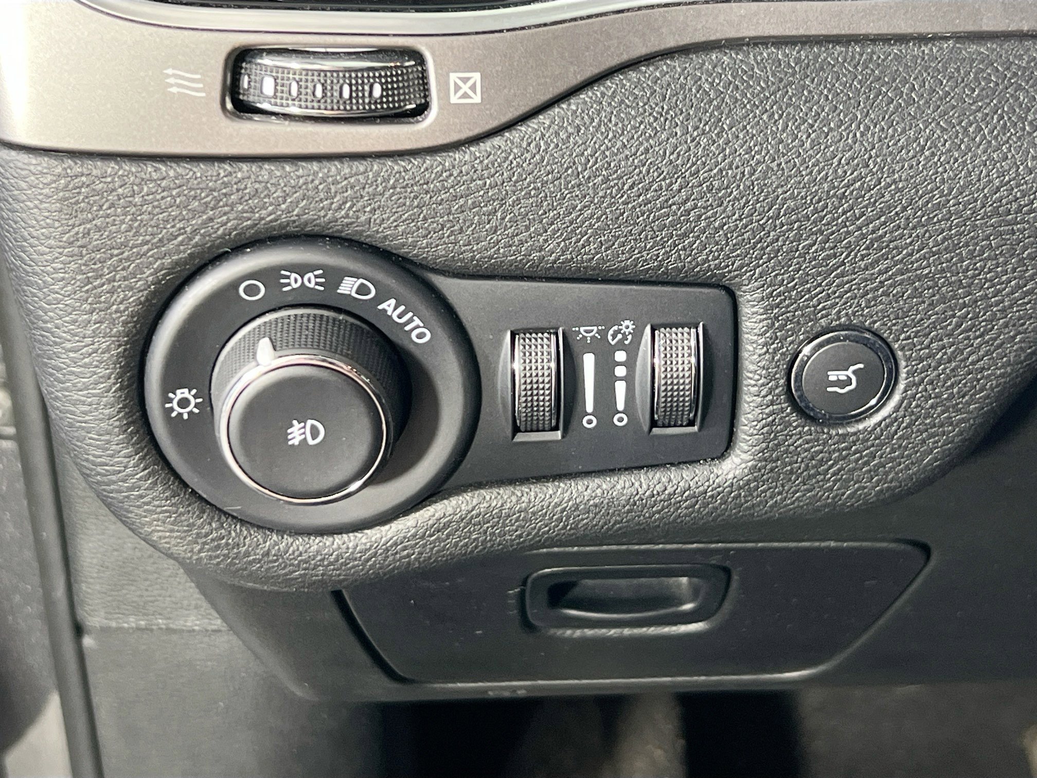 Used 2022 Jeep Cherokee Limited image 10