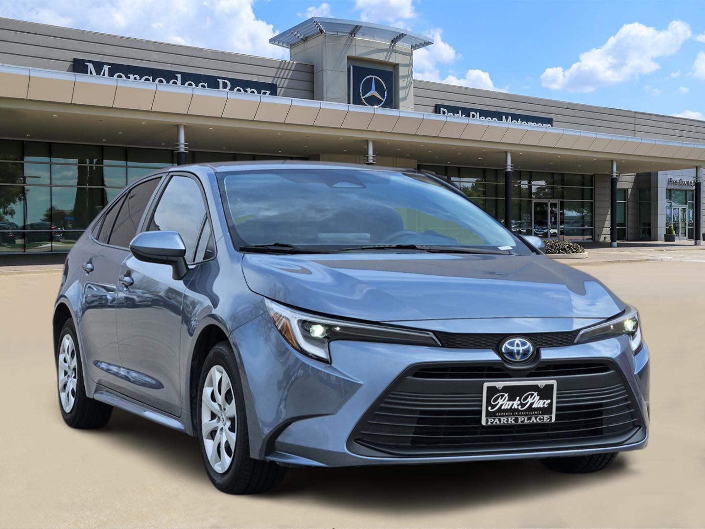 Used 2023 Toyota Corolla LE image 2
