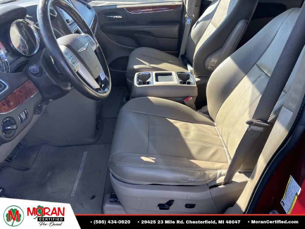 Used 2015 Chrysler Town & Country Touring FWD image 16