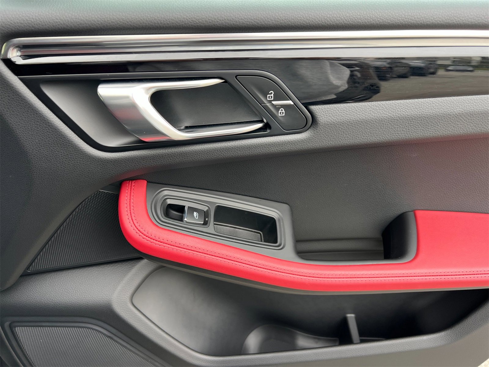 Used 2025 Porsche Macan image 20