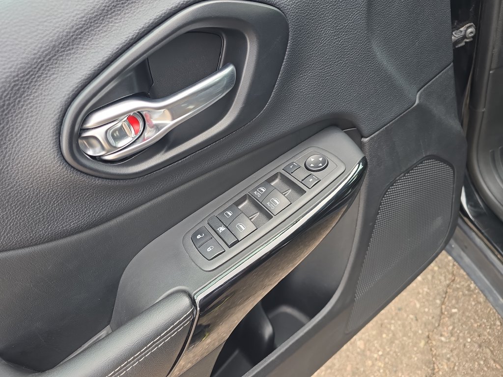 Used 2023 Jeep Cherokee Altitude Lux AWD/4WD image 13