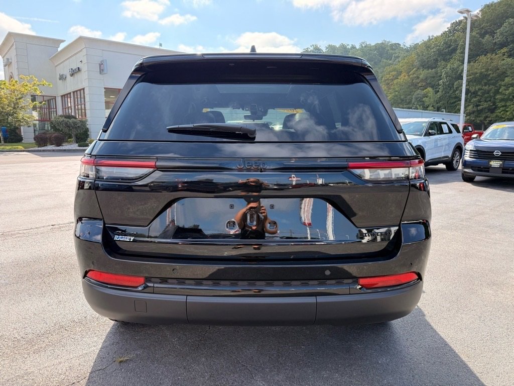 Used 2025 Jeep Grand Cherokee Limited w/ Black Appearance Package image 6