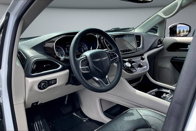 Used 2023 Chrysler Pacifica Limited image 16