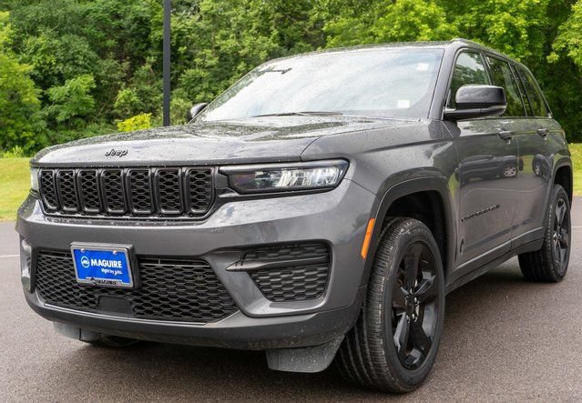 Used 2024 Jeep Grand Cherokee Altitude AWD/4WD image 2