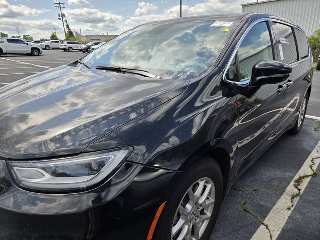 Used 2024 Chrysler Pacifica Touring-L FWD image 5