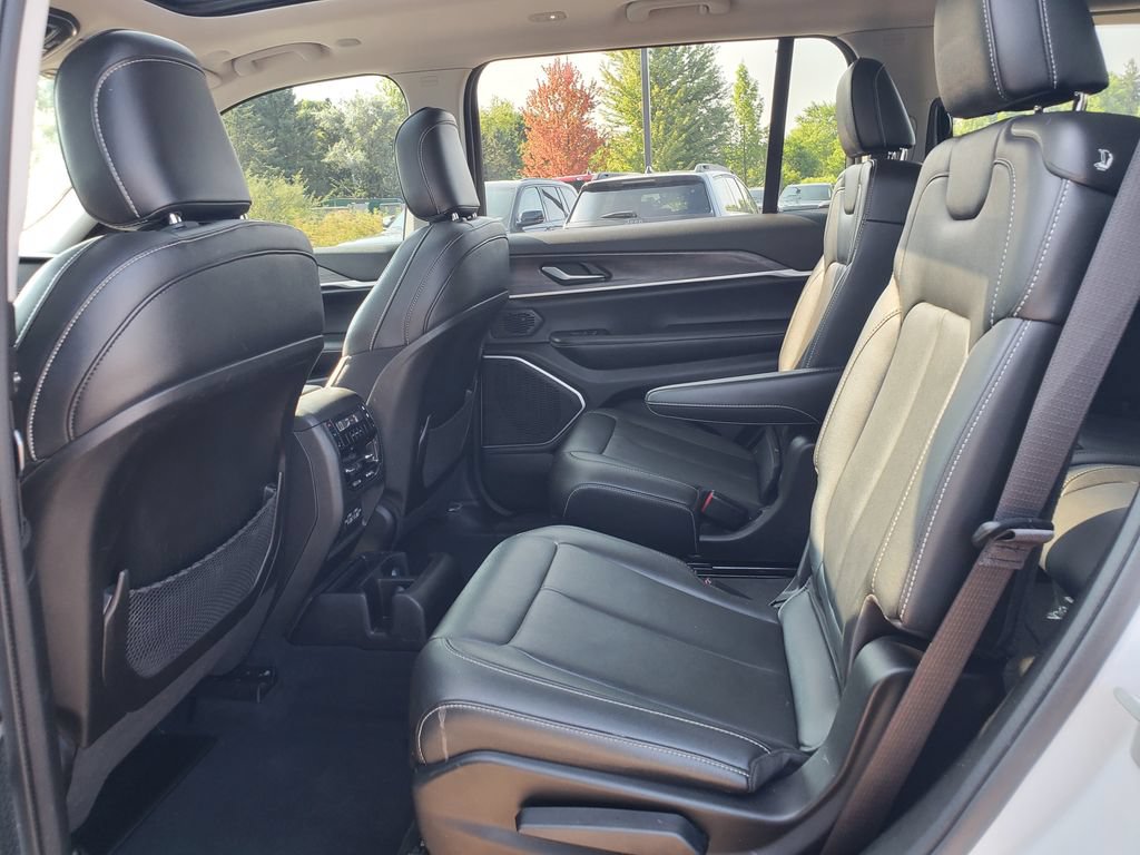 Used 2023 Jeep Grand Cherokee L Limited AWD/4WD image 9