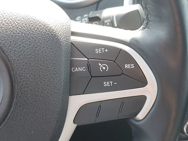 Used 2016 Jeep Cherokee Overland FWD image 23