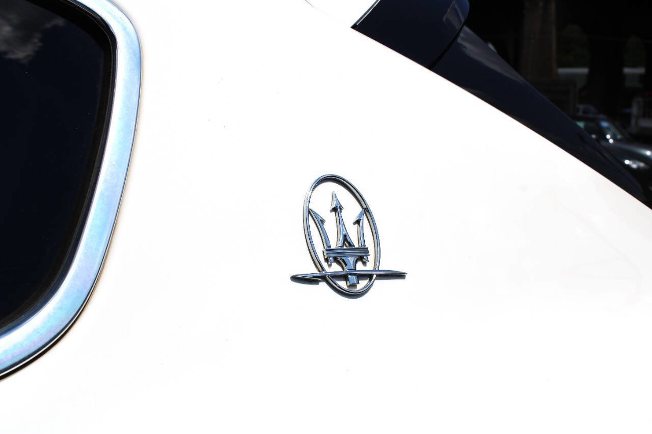 Used 2020 Maserati Levante image 11