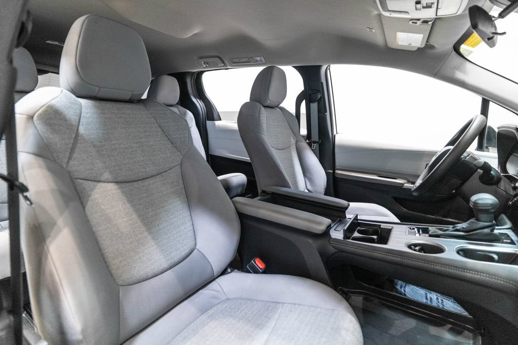 Certified 2025 Toyota Sienna LE FWD image 15