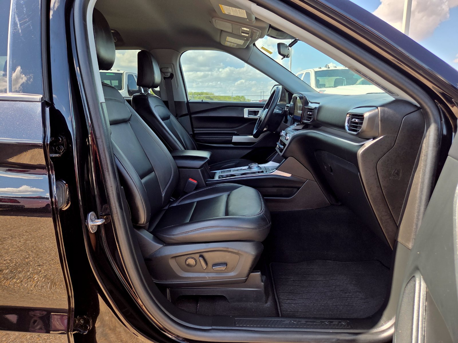 Used 2023 Ford Explorer XLT w/ Equipment Group 202A RWD image 18