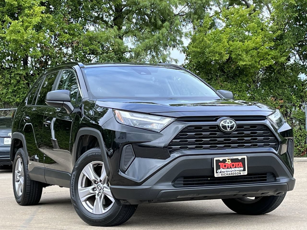 Used 2025 Toyota RAV4 LE AWD/4WD image 2