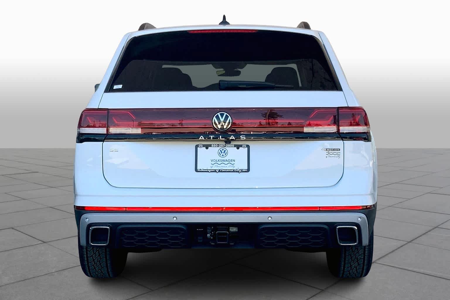 Used 2025 Volkswagen Atlas Peak Edition SE AWD/4WD image 4