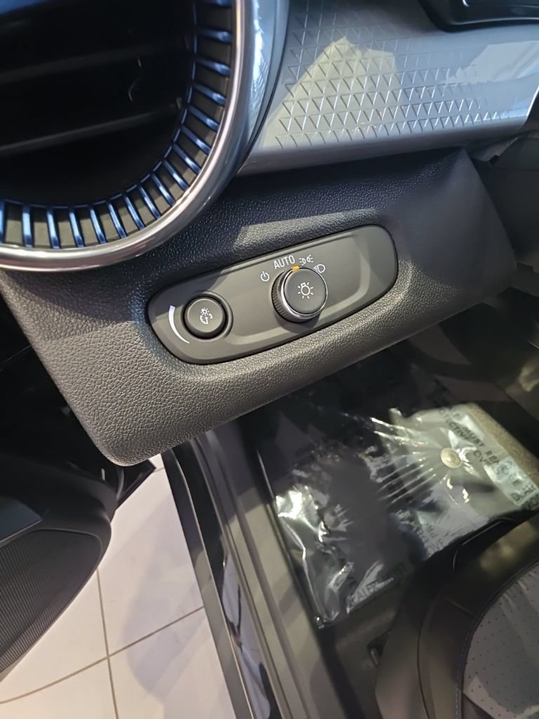 New 2026 Chevrolet Trax LT w/ LT Convenience Package FWD image 9