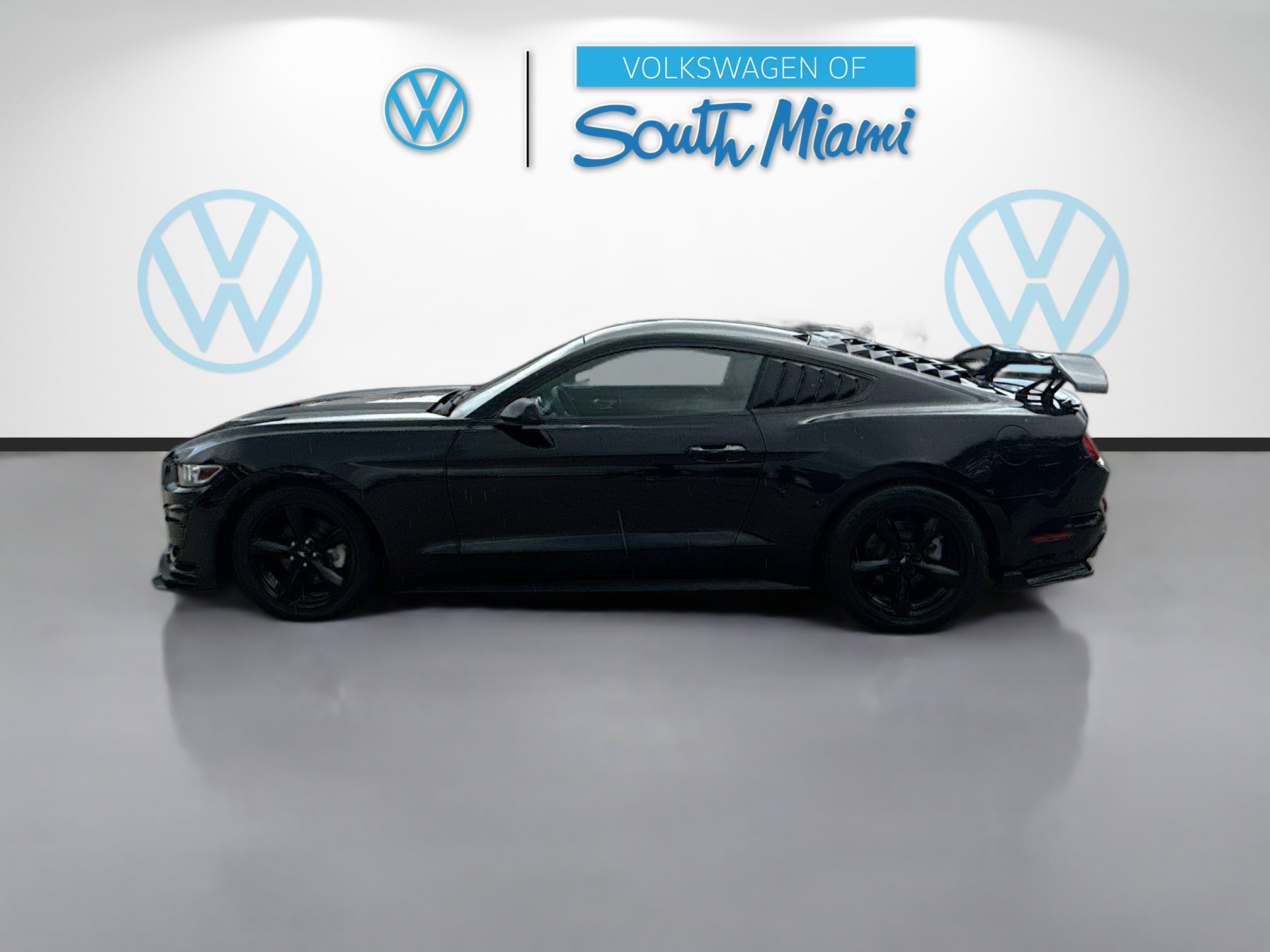 Used 2017 Ford Mustang EcoBoost image 4