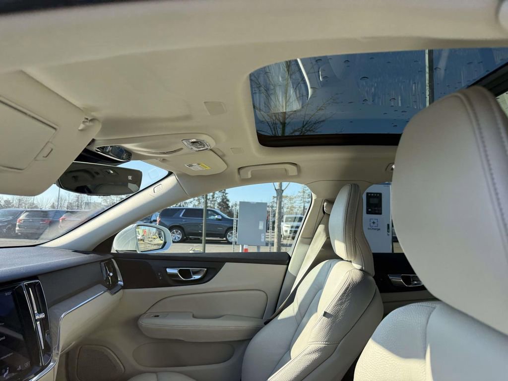 Used 2021 Volvo V60 T5 Cross Country image 20