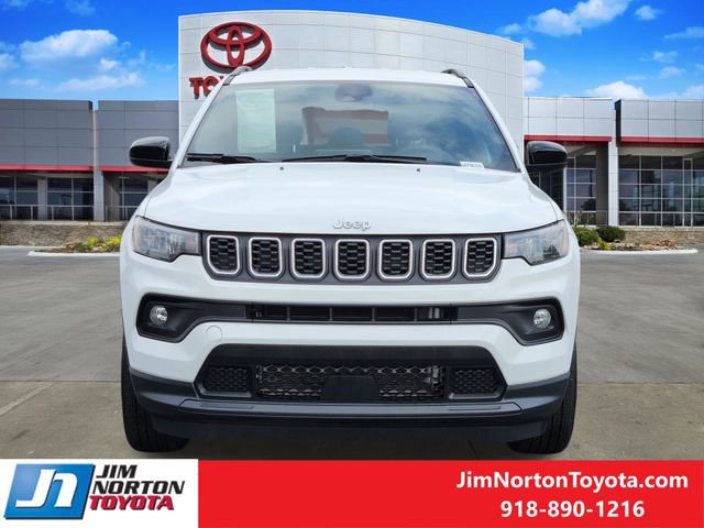 Used 2025 Jeep Compass Latitude AWD/4WD image 2