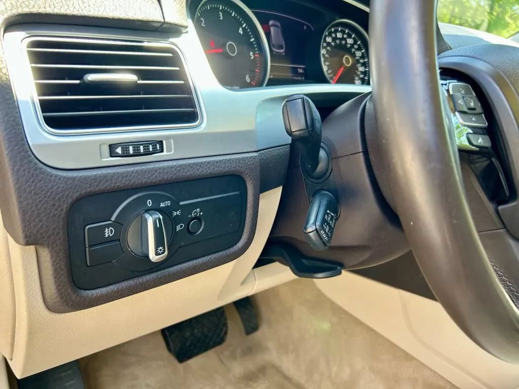 Used 2016 Volkswagen Touareg TDI AWD/4WD image 26