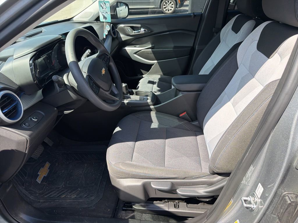 Used 2025 Chevrolet Trax LS image 7