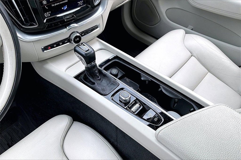 Used 2019 Volvo XC60 T5 Momentum w/ Premium Package image 14
