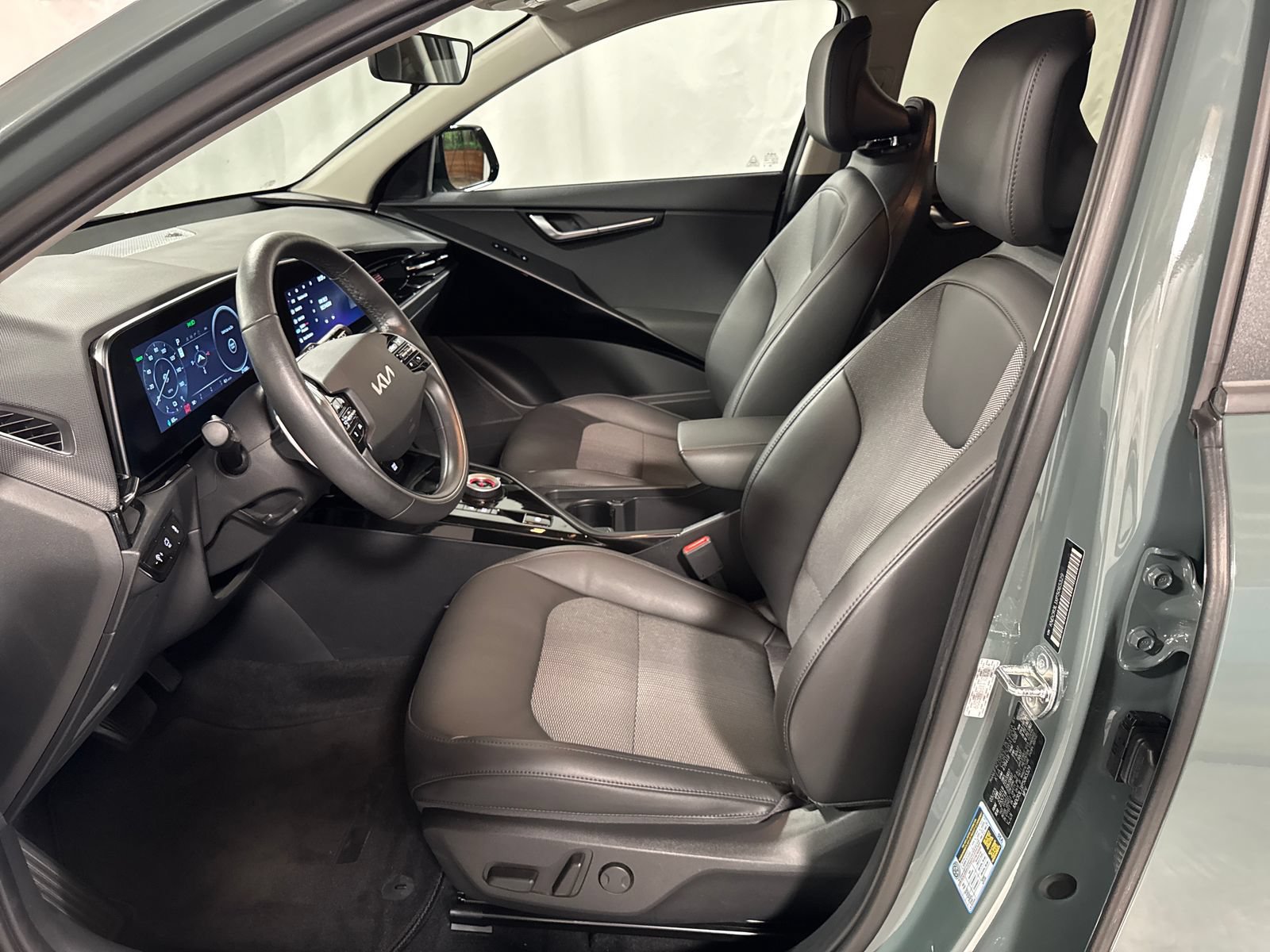 Certified 2023 Kia Niro Wind w/ Wind Preserve Package FWD image 3