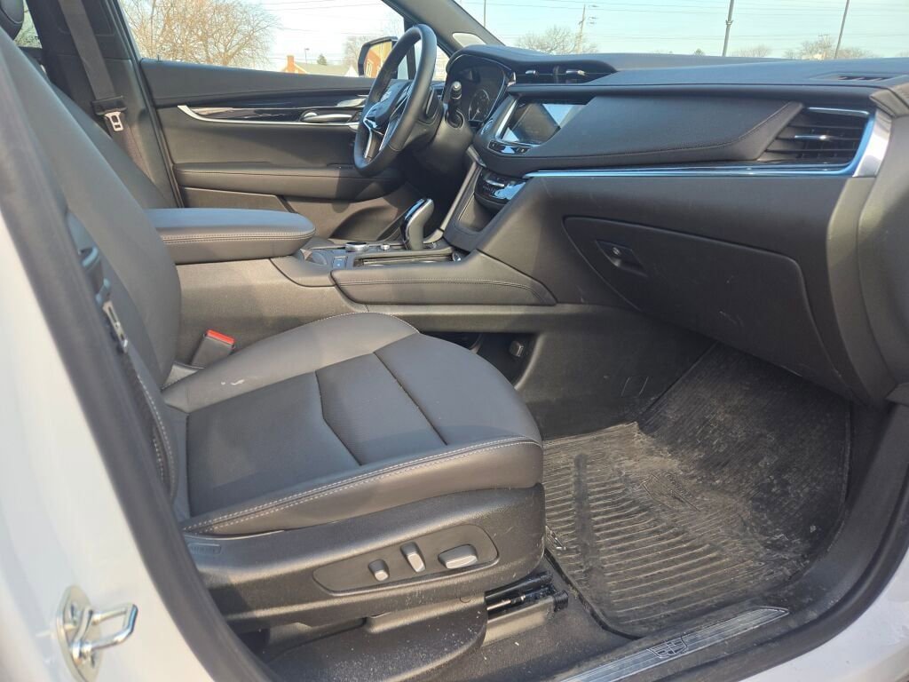 New 2025 Cadillac XT5 Premium Luxury w/ LPO, Blue Accent Package image 7