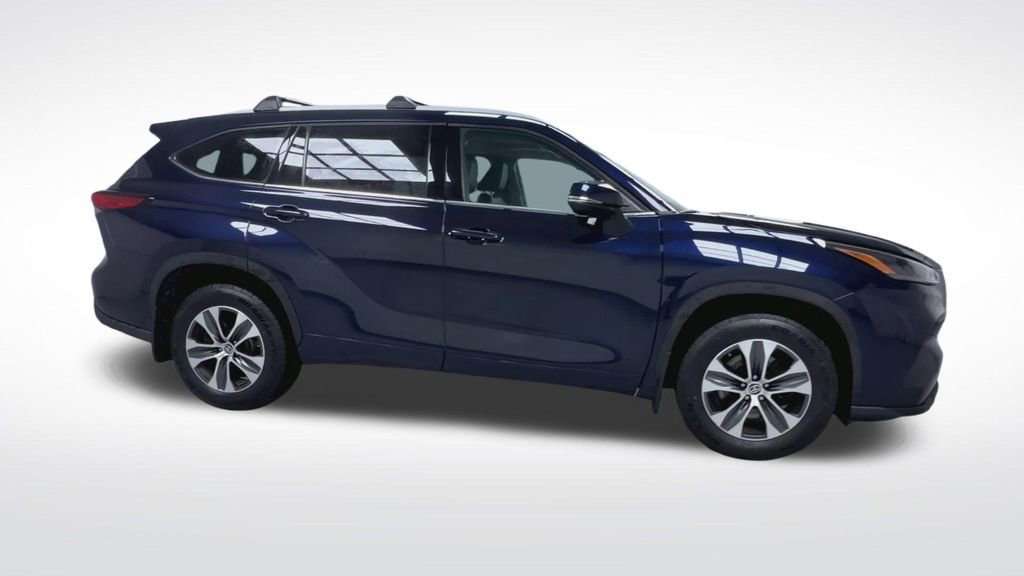 Used 2022 Toyota Highlander XLE image 9