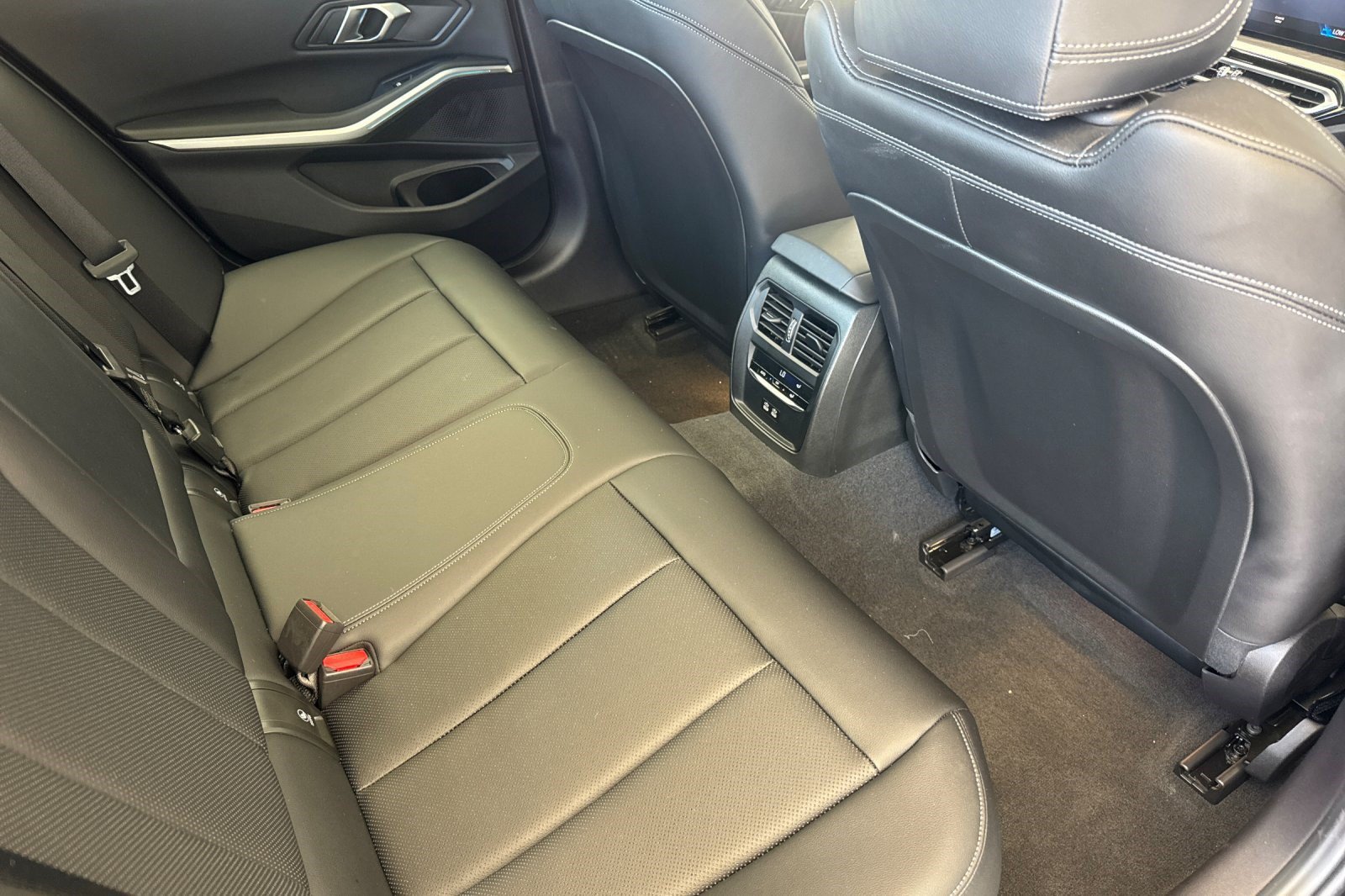 Certified 2024 BMW 330i xDrive Sedan w/ Premium Package AWD/4WD image 32