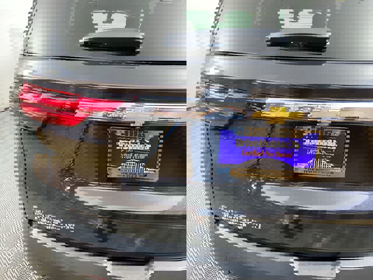 Used 2022 Chevrolet Traverse LT image 11