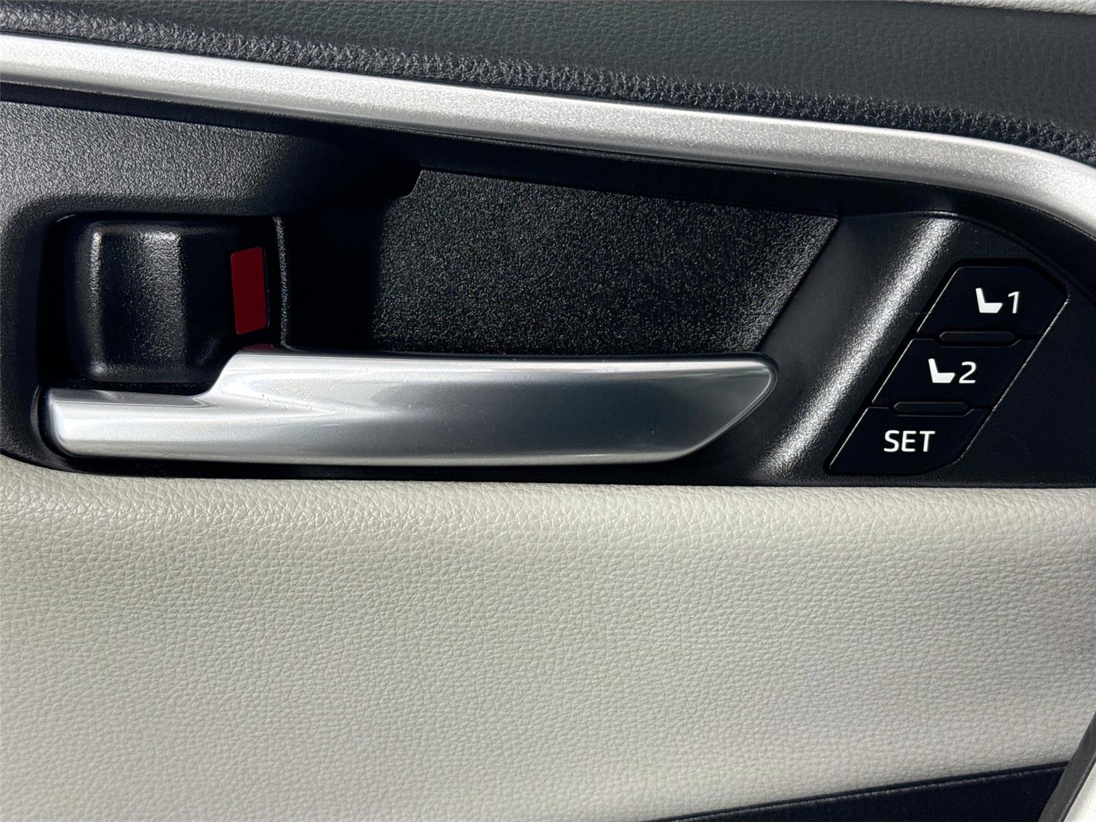 Used 2022 Toyota RAV4 Limited image 27