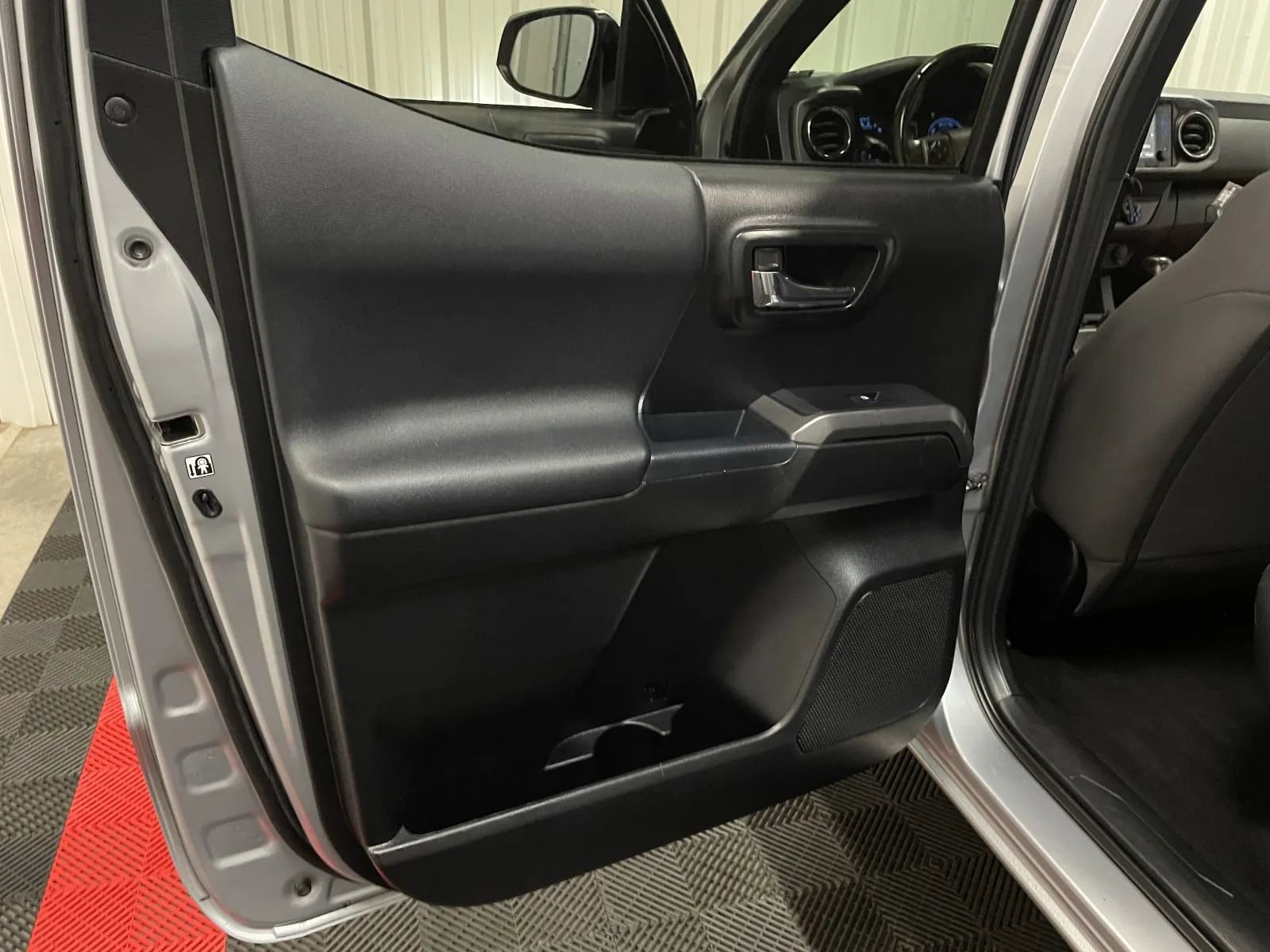 Used 2017 Toyota Tacoma TRD Sport w/ Tow Package (A/T) AWD/4WD image 36