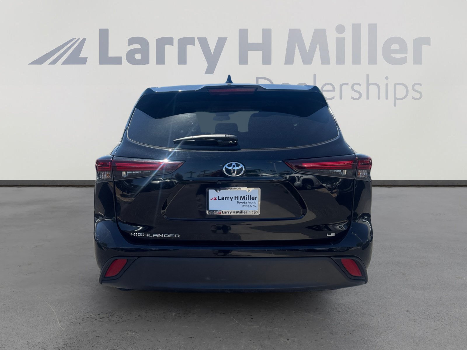 Used 2025 Toyota Highlander LE FWD image 4