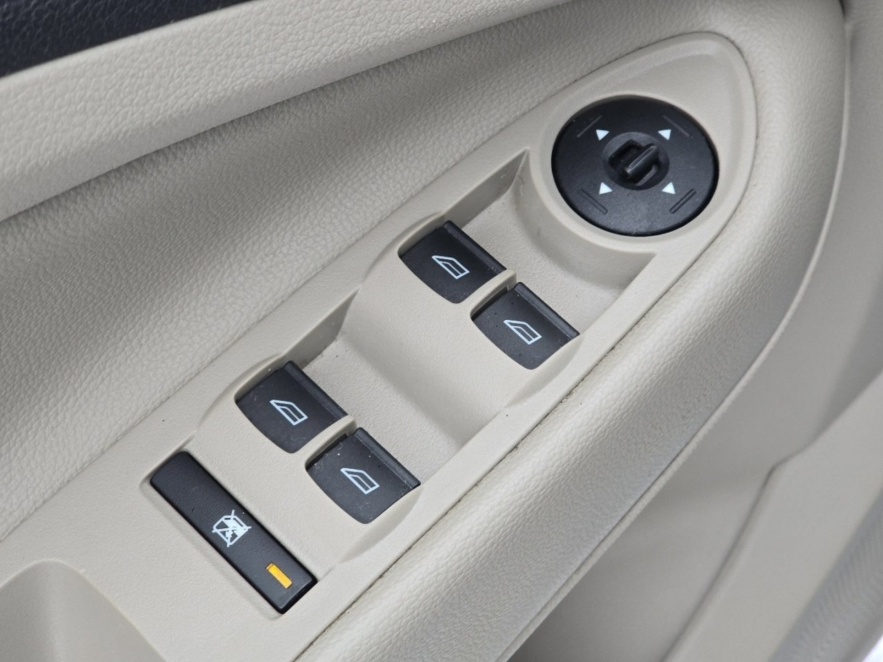 Used 2018 Ford Escape SE w/ Ford Safe & Smart Package image 23