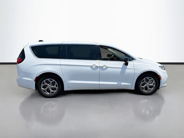 Used 2024 Chrysler Pacifica Limited FWD image 4
