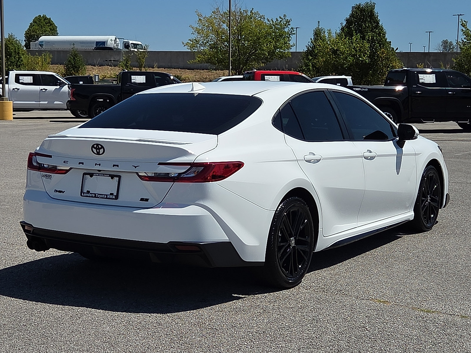 Used 2025 Toyota Camry SE w/ Convenience Package FWD image 5